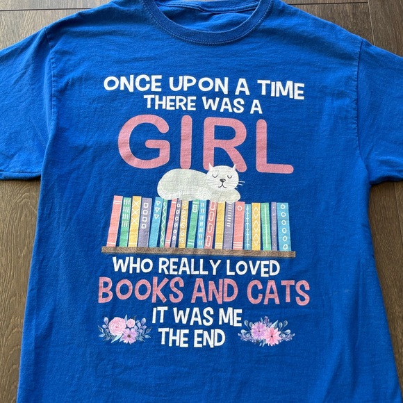 Funny Cat and Books Graphic T-Shirt - Picture 3 of 7